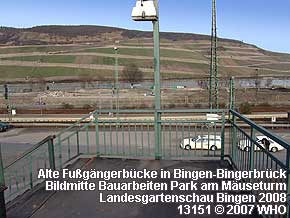 Alte Fußgängerbrücke in Bingen-Bingerbrück. In der Bildmitte Bauarbeiten Park am Mäuseturm Landesgartenschau Bingen 2008